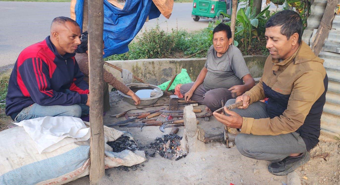 धान काट्ने चटारोले बढायो गोविन्दको आरनमा आम्दानी